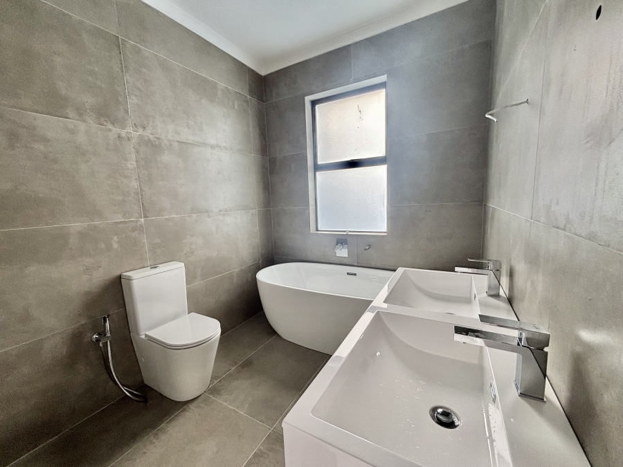 To Let 4 Bedroom Property for Rent in Sandown Western Cape